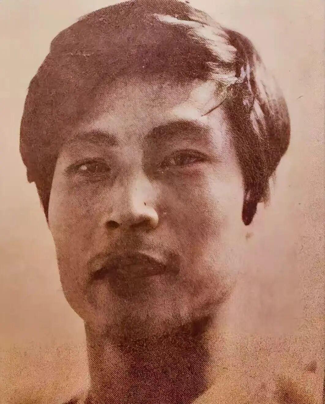 开云官方平台-原南京部队足球队当家前锋，曾获得甲级联赛和足协杯金靴，黄德兴