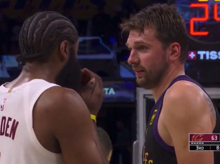 开云中国官网-哈登和东契奇在场上愉快聊天 还捂着自己的胡子😂